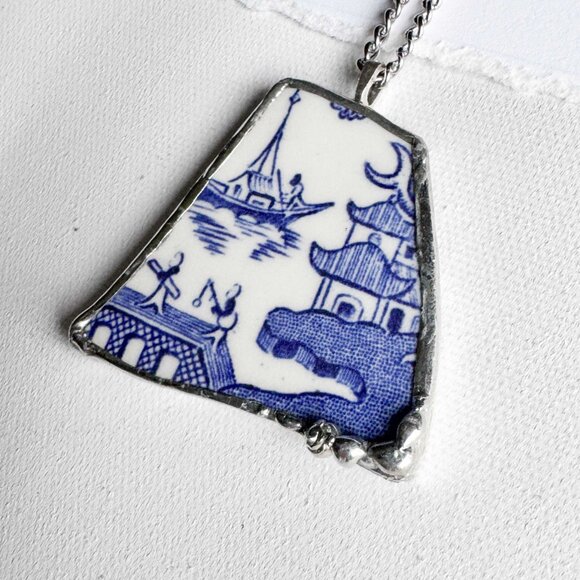Handmade repurposed ceramic shard necklace with Asian theme - Picture 3 of 16